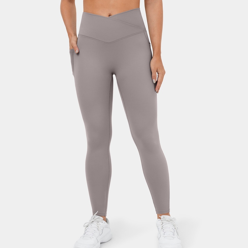 Halara pet hair resistant thermal crossover side pocket leggings size L